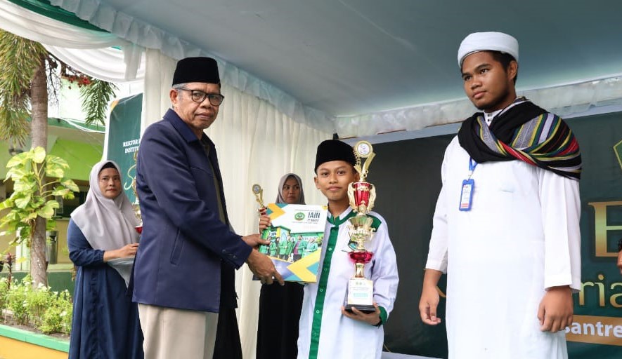 Santri Pondok Pesantren Harisul Khairaat Ome Kota Tidore Kepulauan Borong Trofi Juara Expo Kemandirian Pesantren 2025
