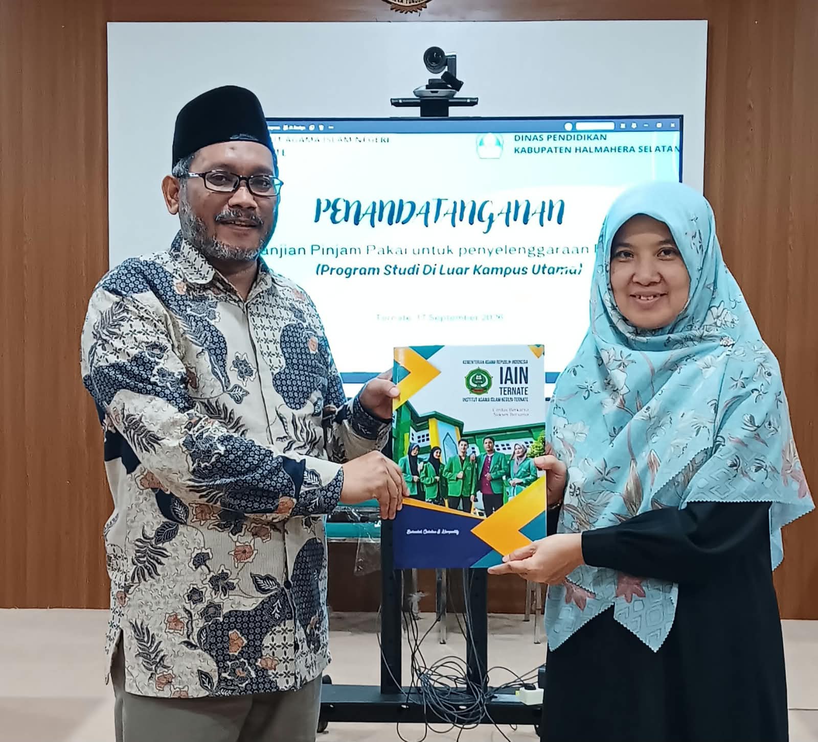 Rektor IAIN Ternate dan Kadis Pendidikan Halsel Teken Perjanjian Pinjam Pakai Gedung untuk Program PSDKU di Halsel